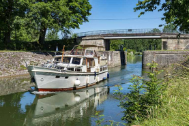 Bateau de plaisance et la porte en arrière-plan. © Région Bourgogne-Franche-Comté, Inventaire du patrimoine