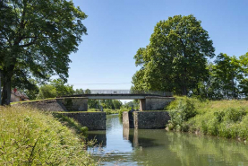 La porte de garde et le canal de navigation. © Région Bourgogne-Franche-Comté, Inventaire du patrimoine