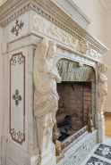 Décor de marqueterie de pierres dures sur la jouée de gauche. © Région Bourgogne-Franche-Comté, Inventaire du patrimoine