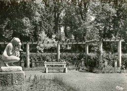 Vue ancienne de la statue dans la roseraie du parc thermal. © Région Bourgogne-Franche-Comté, Inventaire du patrimoine