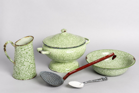 Récipients et ustensiles de cuisine émaillés, 20e siècle. (Musée Japy, Beaucourt) © Région Bourgogne-Franche-Comté, Inventaire du patrimoine