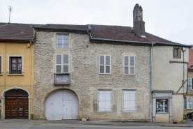 Maison devanture de boutique ensemble d'édifices derrière façade © Région Bourgogne-Franche-Comté, Inventaire du patrimoine