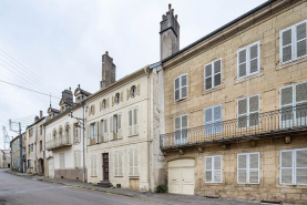Maison immeuble rue ensemble d'édifices derrière façade © Région Bourgogne-Franche-Comté, Inventaire du patrimoine