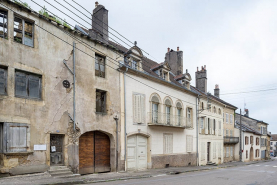 Maison rue ensemble d'édifices derrière façade © Région Bourgogne-Franche-Comté, Inventaire du patrimoine