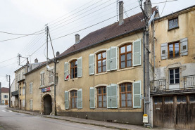 Maison ensemble d'édifices derrière façade © Région Bourgogne-Franche-Comté, Inventaire du patrimoine