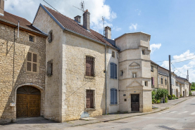 Maison tour ensemble d'édifices derrière façade © Région Bourgogne-Franche-Comté, Inventaire du patrimoine