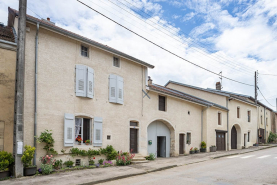Maison ensemble d'édifices derrière façade © Région Bourgogne-Franche-Comté, Inventaire du patrimoine