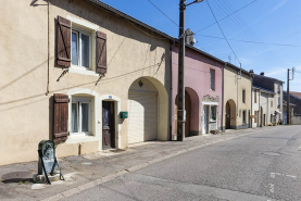 Rue maison ensemble d'édifices derrière façade © Région Bourgogne-Franche-Comté, Inventaire du patrimoine
