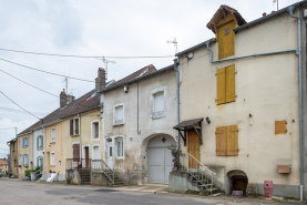 Rue maison ensemble d'édifices derrière façade © Région Bourgogne-Franche-Comté, Inventaire du patrimoine