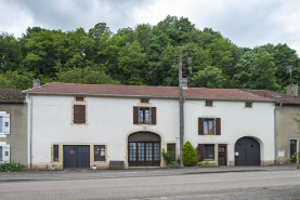 Rue maison ensemble d'édifices derrière façade © Région Bourgogne-Franche-Comté, Inventaire du patrimoine
