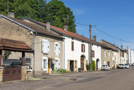 Rue maison ensemble d'édifices derrière façade © Région Bourgogne-Franche-Comté, Inventaire du patrimoine