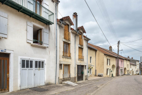 Rue maison ensemble d'édifices derrière façade © Région Bourgogne-Franche-Comté, Inventaire du patrimoine
