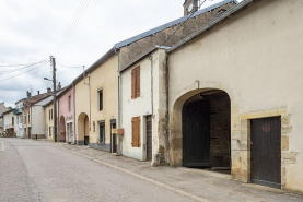 Rue maison ensemble d'édifices derrière façade © Région Bourgogne-Franche-Comté, Inventaire du patrimoine