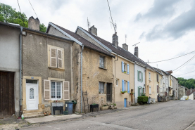 Rue maison ensemble d'édifices derrière façade © Région Bourgogne-Franche-Comté, Inventaire du patrimoine