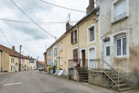 Rue maison ensemble d'édifices derrière façade © Région Bourgogne-Franche-Comté, Inventaire du patrimoine