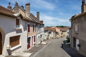 Ensemble d'édifices derrière façade rue © Région Bourgogne-Franche-Comté, Inventaire du patrimoine
