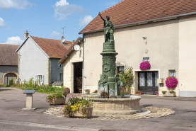 Fontaine statue emblème © Région Bourgogne-Franche-Comté, Inventaire du patrimoine