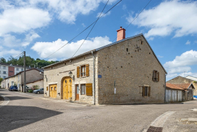 Rue ensemble d'édifices derrière façade maison © Région Bourgogne-Franche-Comté, Inventaire du patrimoine