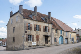 Ensemble d'édifices derrière façade rue © Région Bourgogne-Franche-Comté, Inventaire du patrimoine