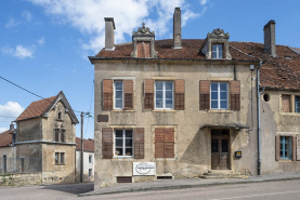 Ensemble d'édifices derrière façade rue © Région Bourgogne-Franche-Comté, Inventaire du patrimoine