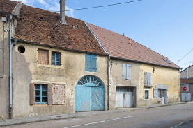 Ensemble d'édifices derrière façade rue © Région Bourgogne-Franche-Comté, Inventaire du patrimoine