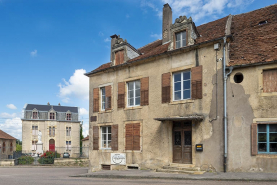 Ensemble d'édifices derrière façade rue © Région Bourgogne-Franche-Comté, Inventaire du patrimoine