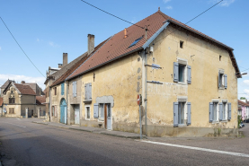 Ensemble d'édifices derrière façade rue © Région Bourgogne-Franche-Comté, Inventaire du patrimoine