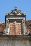 Ensemble d'édifices derrière façade rue © Région Bourgogne-Franche-Comté, Inventaire du patrimoine
