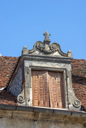 Ensemble d'édifices derrière façade rue lucarne © Région Bourgogne-Franche-Comté, Inventaire du patrimoine