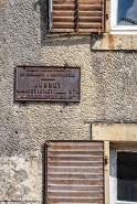 Ensemble d'édifices derrière façade rue panneau indicateur © Région Bourgogne-Franche-Comté, Inventaire du patrimoine