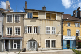Ensemble d'édifices derrière façade rue devanture de boutique © Région Bourgogne-Franche-Comté, Inventaire du patrimoine
