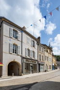 Ensemble d'édifices derrière façade rue © Région Bourgogne-Franche-Comté, Inventaire du patrimoine