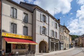 Ensemble d'édifices derrière façade rue © Région Bourgogne-Franche-Comté, Inventaire du patrimoine