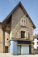 Ensemble d'édifices derrière façade rue tour porte devanture de boutique sculpture © Région Bourgogne-Franche-Comté, Inventaire du patrimoine