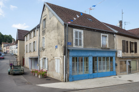 Rue ensemble d'édifices derrière façade devanture de boutique © Région Bourgogne-Franche-Comté, Inventaire du patrimoine