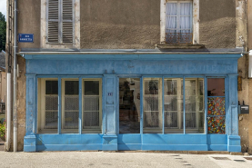 Rue ensemble d'édifices derrière façade devanture de boutique © Région Bourgogne-Franche-Comté, Inventaire du patrimoine