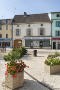 Devanture de boutique rue ensemble d'édifices derrière façade © Région Bourgogne-Franche-Comté, Inventaire du patrimoine