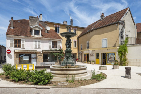 Fontaine place © Région Bourgogne-Franche-Comté, Inventaire du patrimoine