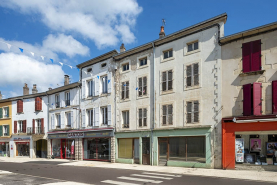 Ensemble d'édifices derrière façade rue devanture de boutique © Région Bourgogne-Franche-Comté, Inventaire du patrimoine
