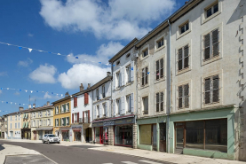 Ensemble d'édifices derrière façade rue devanture de boutique © Région Bourgogne-Franche-Comté, Inventaire du patrimoine