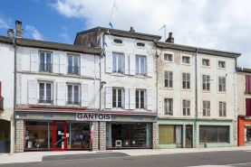 Ensemble d'édifices derrière façade rue devanture de boutique © Région Bourgogne-Franche-Comté, Inventaire du patrimoine