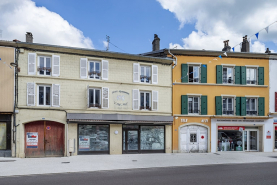Ensemble d'édifices derrière façade rue devanture de boutique © Région Bourgogne-Franche-Comté, Inventaire du patrimoine