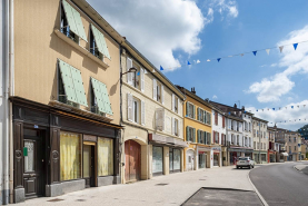Ensemble d'édifices derrière façade rue devanture de boutique © Région Bourgogne-Franche-Comté, Inventaire du patrimoine