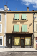 Ensemble d'édifices derrière façade devanture de boutique © Région Bourgogne-Franche-Comté, Inventaire du patrimoine