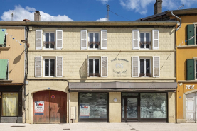 Ensemble d'édifices derrière façade rue devanture de boutique © Région Bourgogne-Franche-Comté, Inventaire du patrimoine