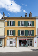 Ensemble d'édifices derrière façade devanture de boutique © Région Bourgogne-Franche-Comté, Inventaire du patrimoine