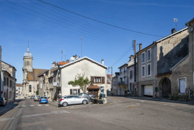 Maison ensemble d'édifices derrière façade fontaine © Région Bourgogne-Franche-Comté, Inventaire du patrimoine
