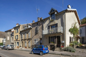 Maison ensemble d'édifices derrière façade © Région Bourgogne-Franche-Comté, Inventaire du patrimoine