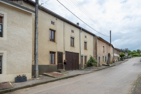 Maison ensemble d'édifices derrière façade © Région Bourgogne-Franche-Comté, Inventaire du patrimoine