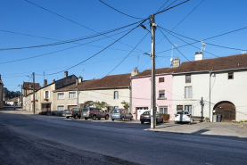 Rue ensemble d'édifices derrière façade © Région Bourgogne-Franche-Comté, Inventaire du patrimoine